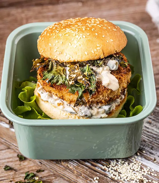 Yoğurt soslu ve kaha lahanalı balık burger