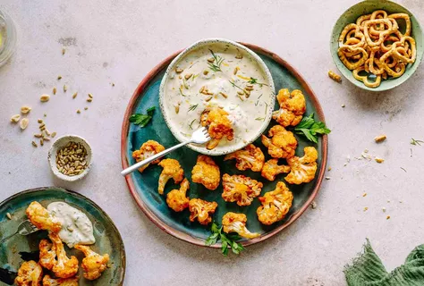 Fırında kimchi karnabahar lokmaları ile ranch mayonez sos