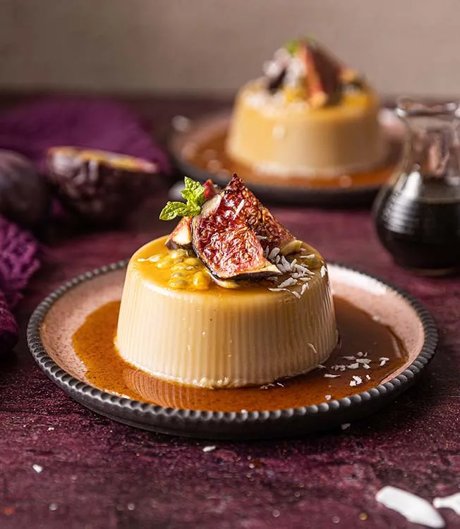 Soyalı zencefil şurubu eşliğinde hindistan cevizi panna cotta