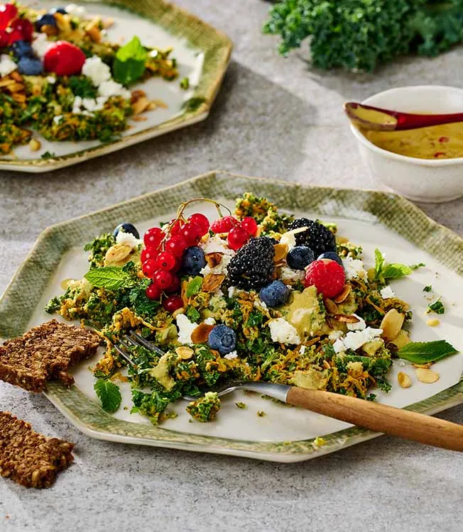 Karalahanalı ve beyaz peynirli brokoli salatası