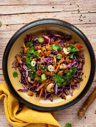 Kajulu ve bezelyeli kırmızı lahana salatası