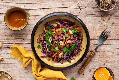 Kajulu ve bezelyeli kırmızı lahana salatası
