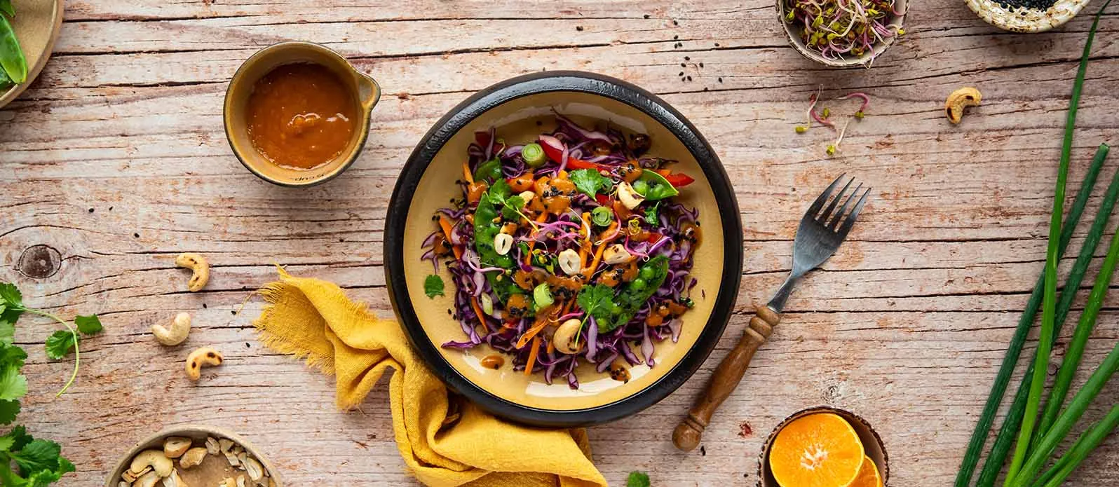Kajulu ve bezelyeli kırmızı lahana salatası