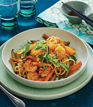 Wok’ta karidesli ve sebzeli erişte