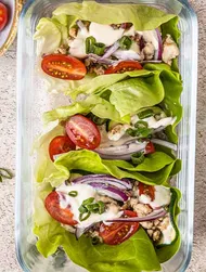 Hindili ve soslu marul wrap
