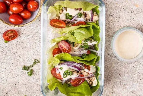 Hindili ve soslu marul wrap