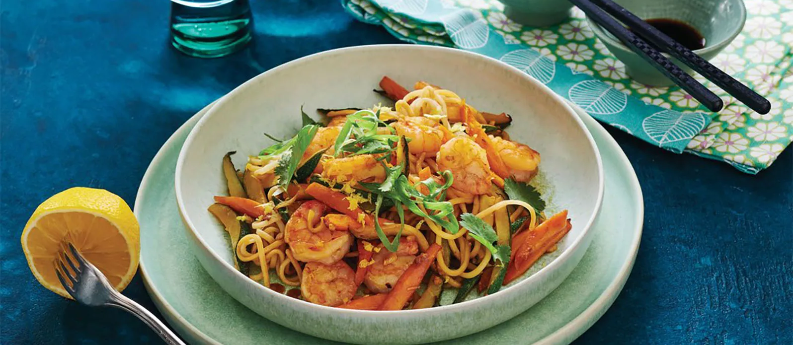 Wok’ta karidesli ve sebzeli erişte