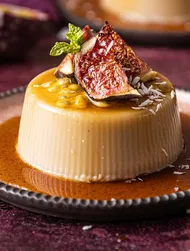 Soyalı zencefil şurubu eşliğinde hindistan cevizi panna cotta