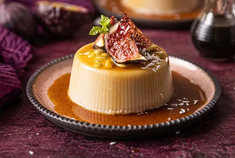 Soyalı zencefil şurubu eşliğinde hindistan cevizi panna cotta