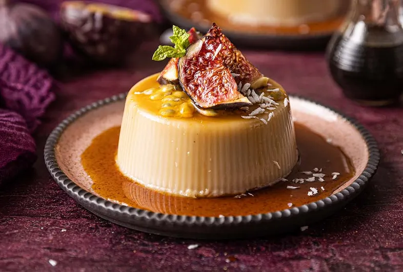Soyalı zencefil şurubu eşliğinde hindistan cevizi panna cotta