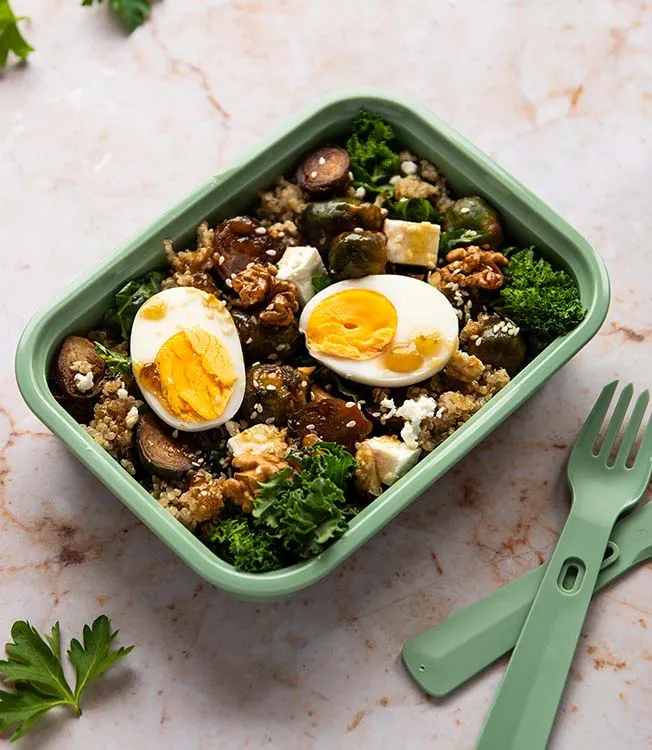 Karamelize filizli kinoa salatası