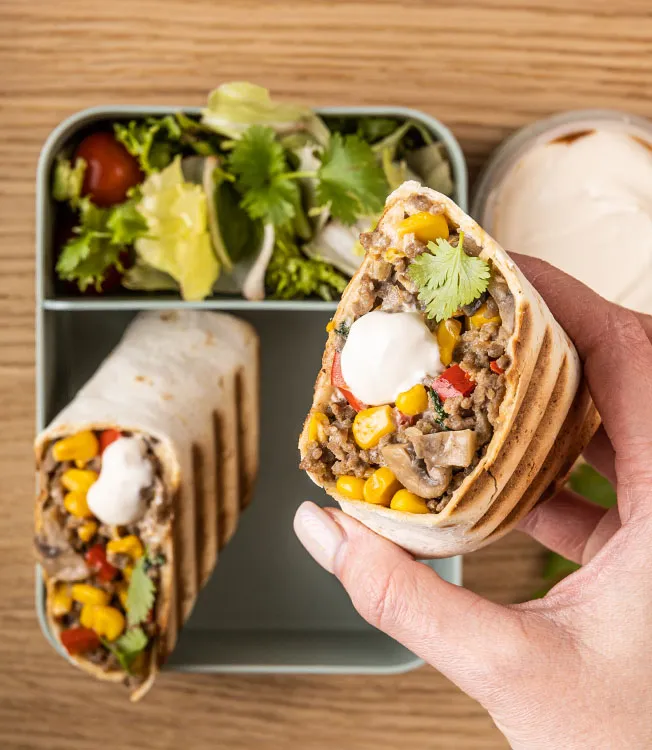 Etli, kıymalı ve mısırlı burrito