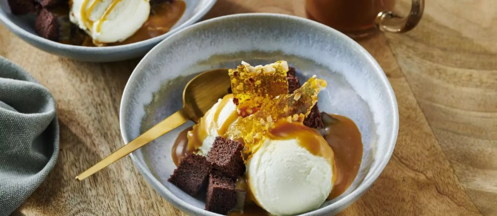 Karamel soslu ve fındıklı, nugatlı dondurma