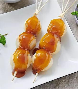 Mitarashi-Dango (Tatlı soya soslu Mochi topları)