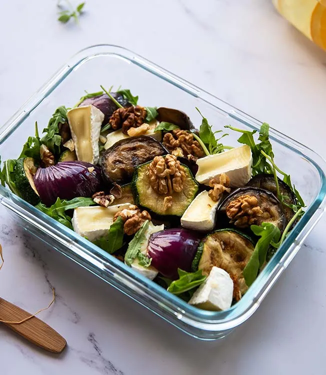 Sebzeli ve camembert peynirli salata