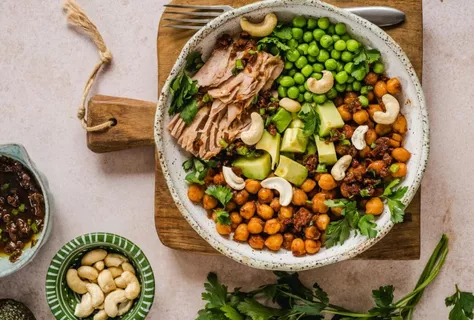 Teriyaki sosu marinesinde karamelize edilmiş nohutlu kâse
