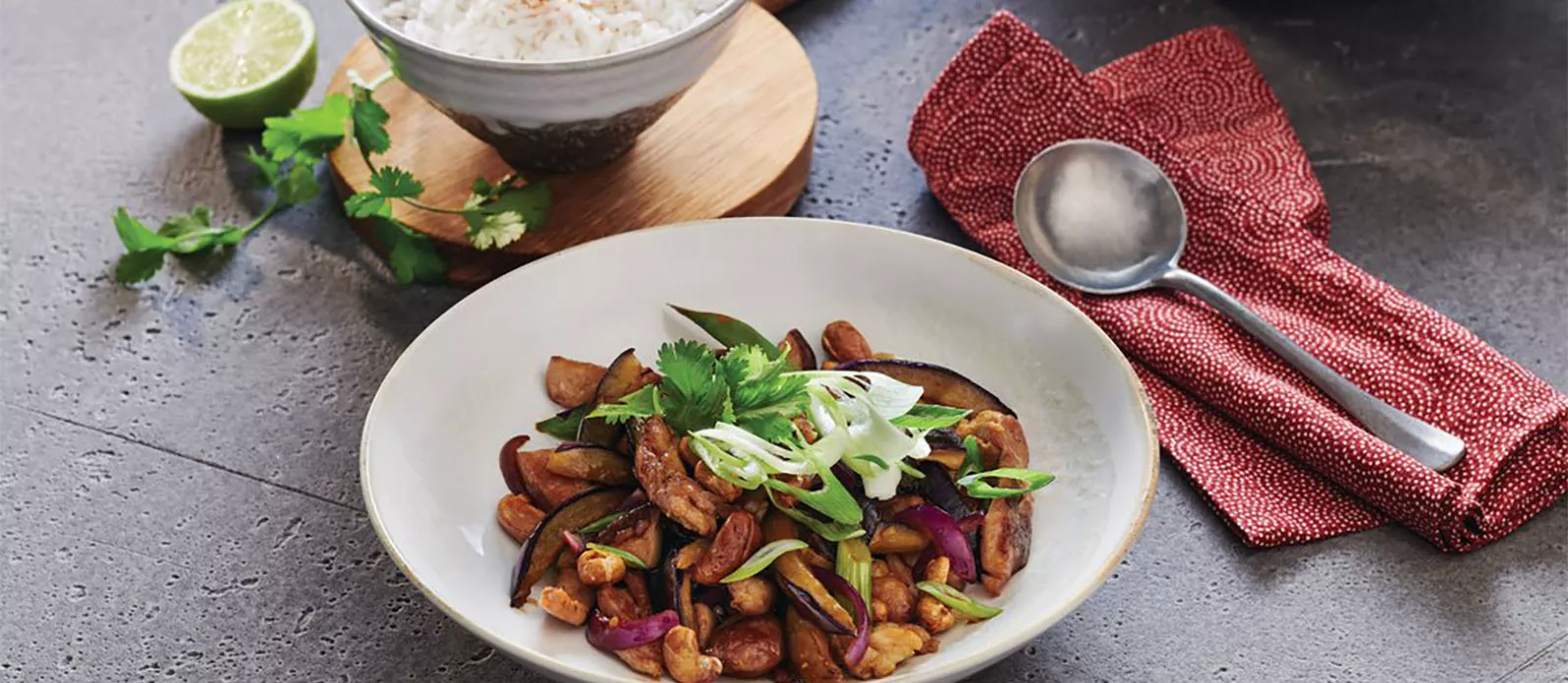 Wok’ta patlıcanlı ve kajulu tavuk