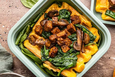 Tembeh ve ıspanaklı mantarla, balkabaklı havuçlu vegan waffle