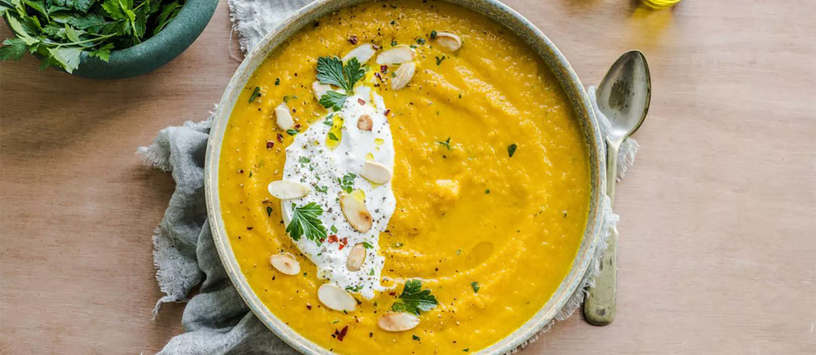 Kişniş, Burrata ve bademli kolay havuç çorbası