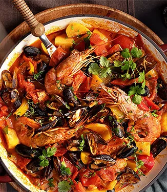 Fırında pişirilmiş midyeli ve karidesli cataplana