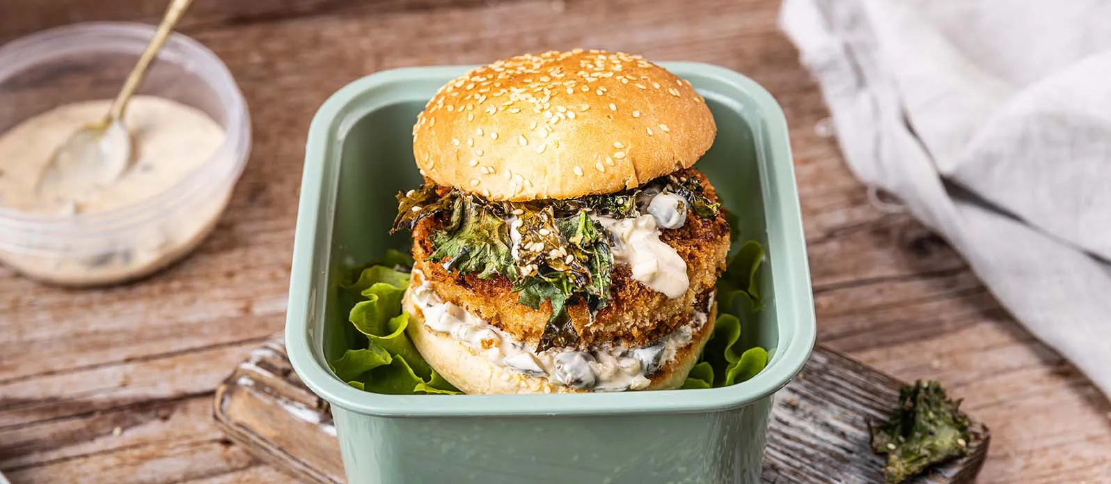 Yoğurt soslu ve kaha lahanalı balık burger