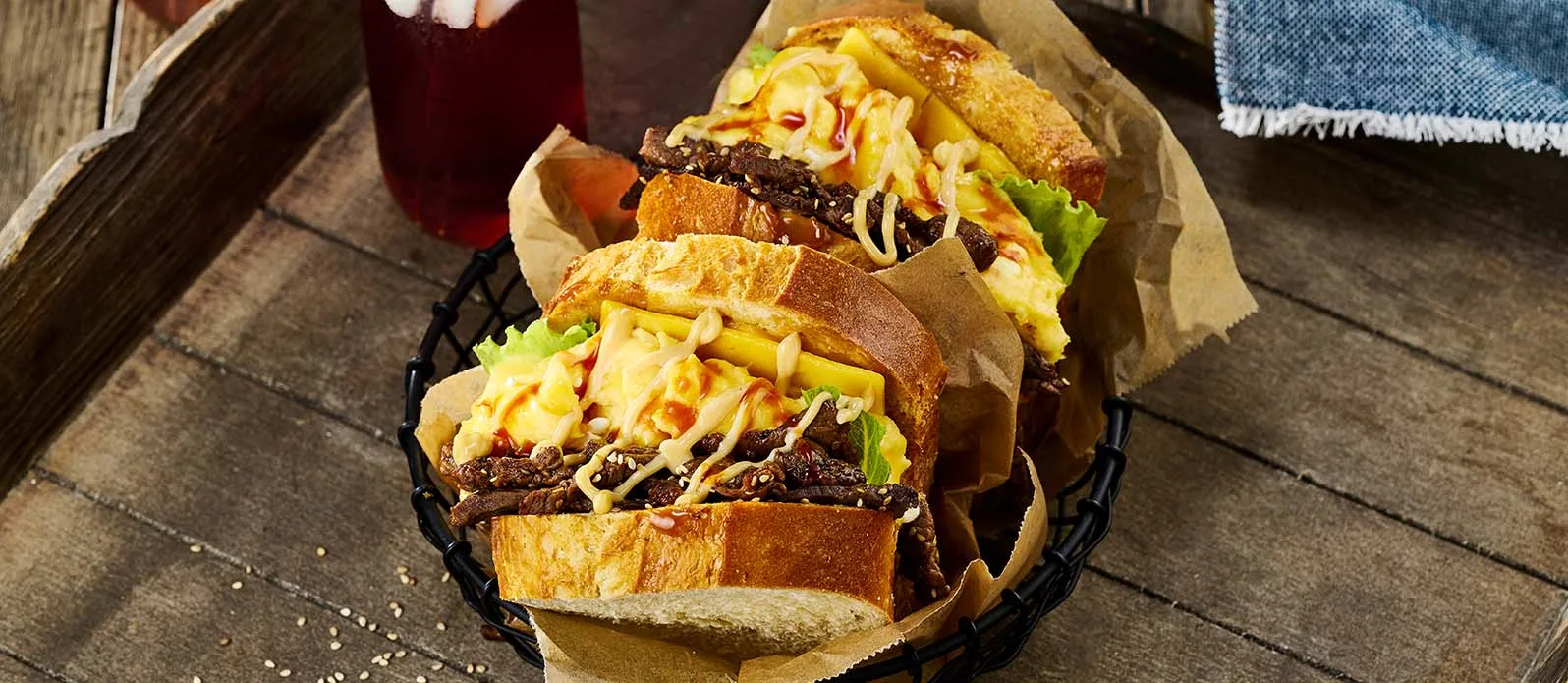 Kore usulü, bulgogi tarzı çırpma yumurtalı sandviç
