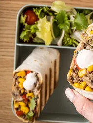 Etli, kıymalı ve mısırlı burrito