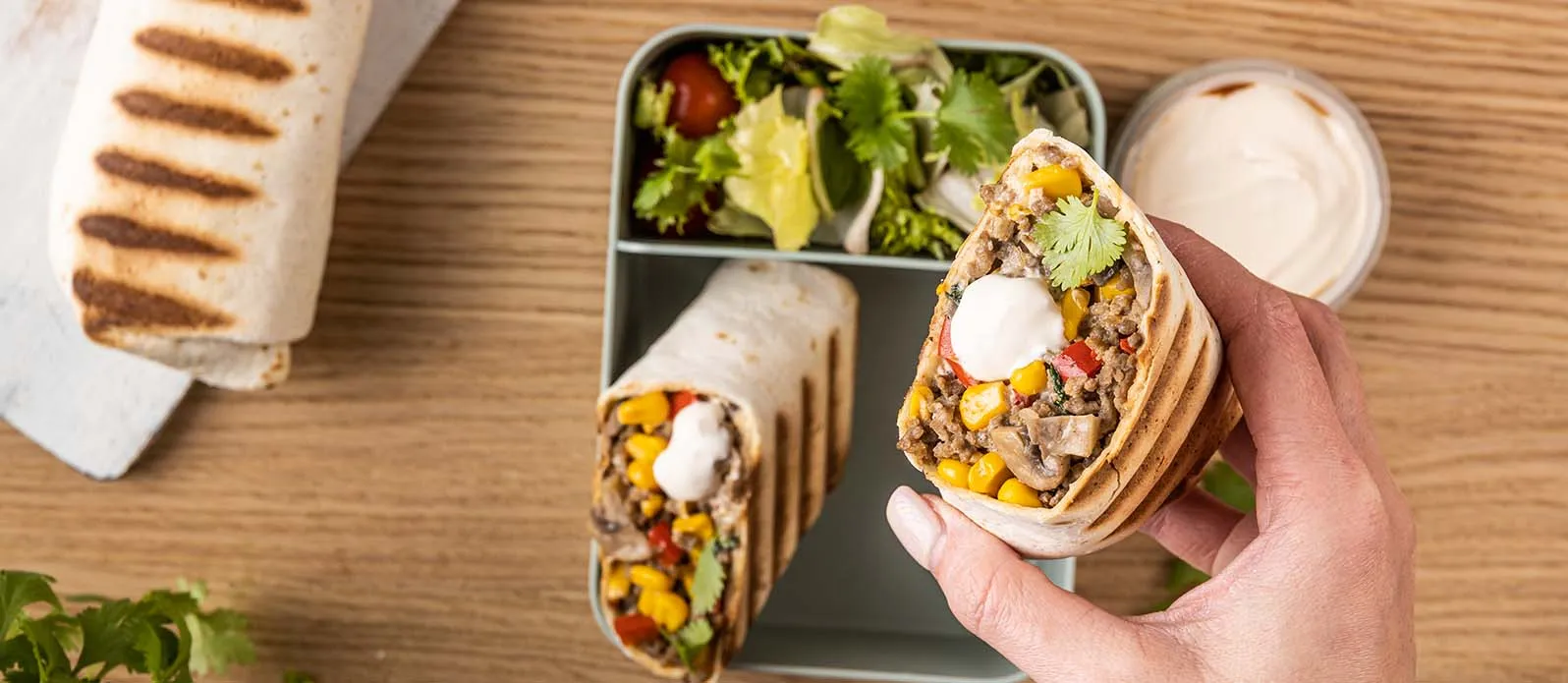 Etli, kıymalı ve mısırlı burrito