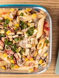 Etli ve mantarlı makarna salatası