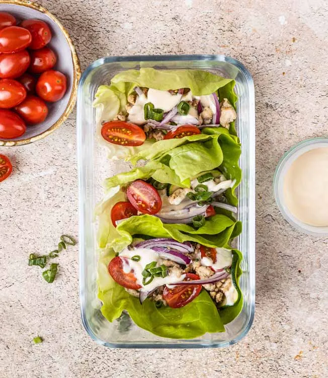 Hindili ve soslu marul wrap