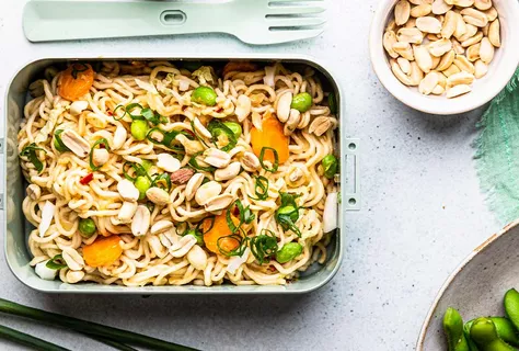 Fıstık soslu sebzeli miso noodle