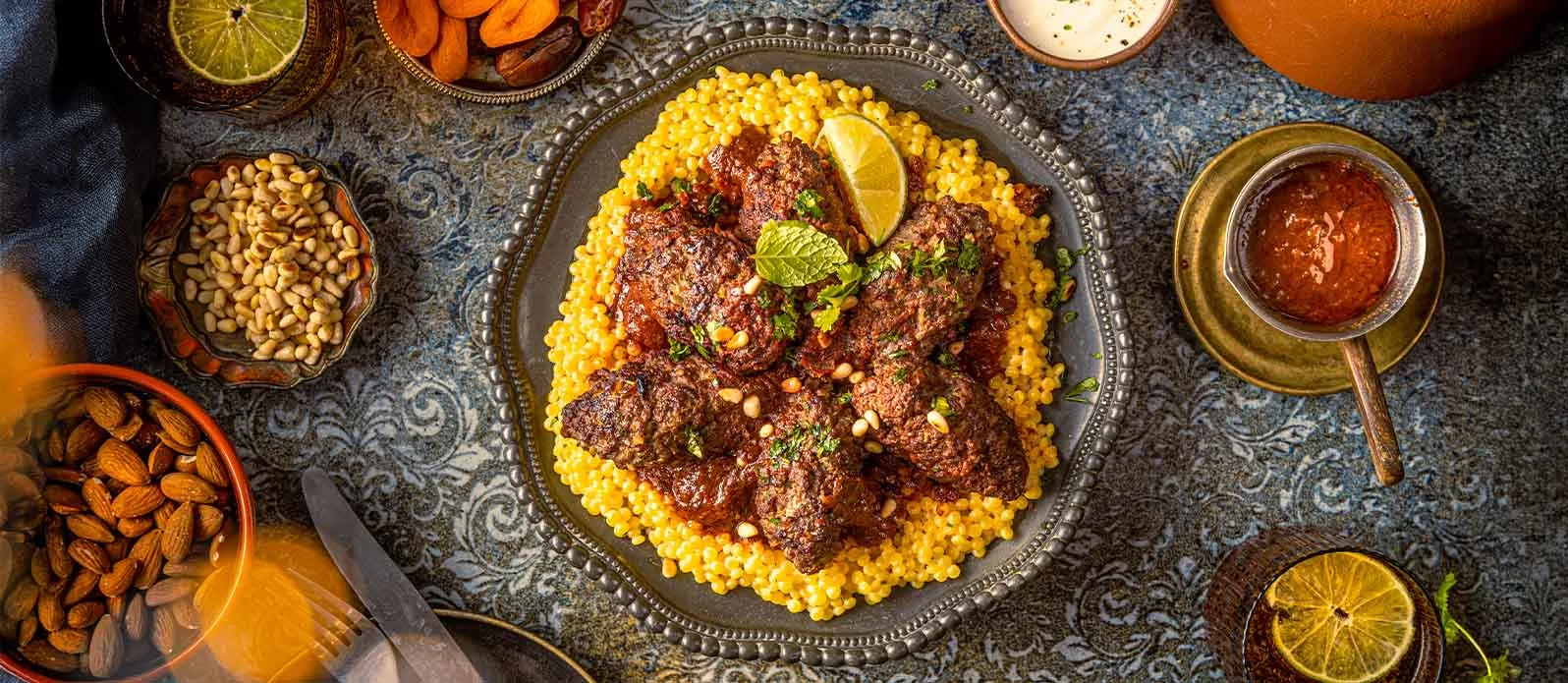 Yoğun domates ve soya soslu dana köfte