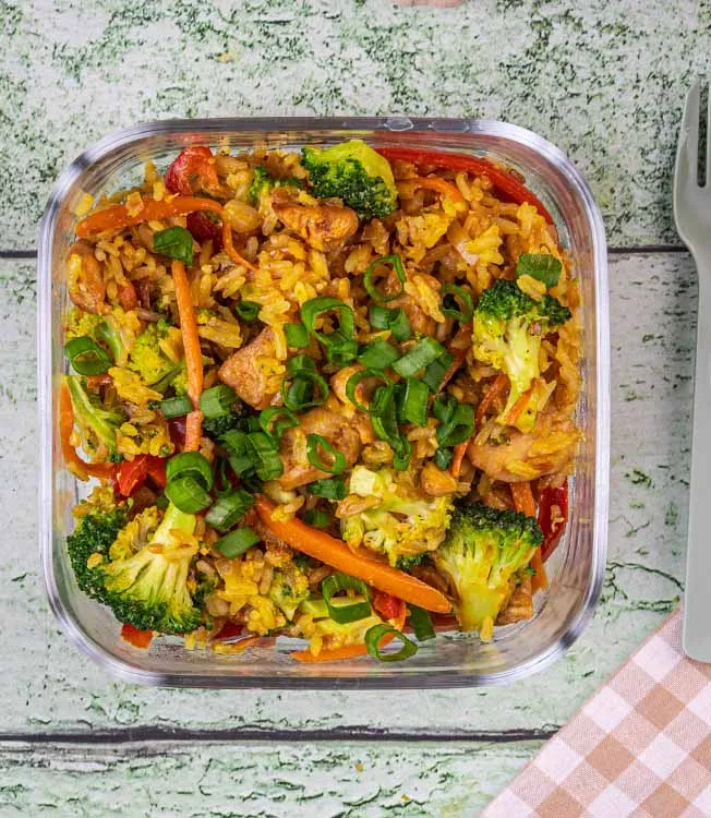 Tavuklu ve sebzeli yumurtalı pilav