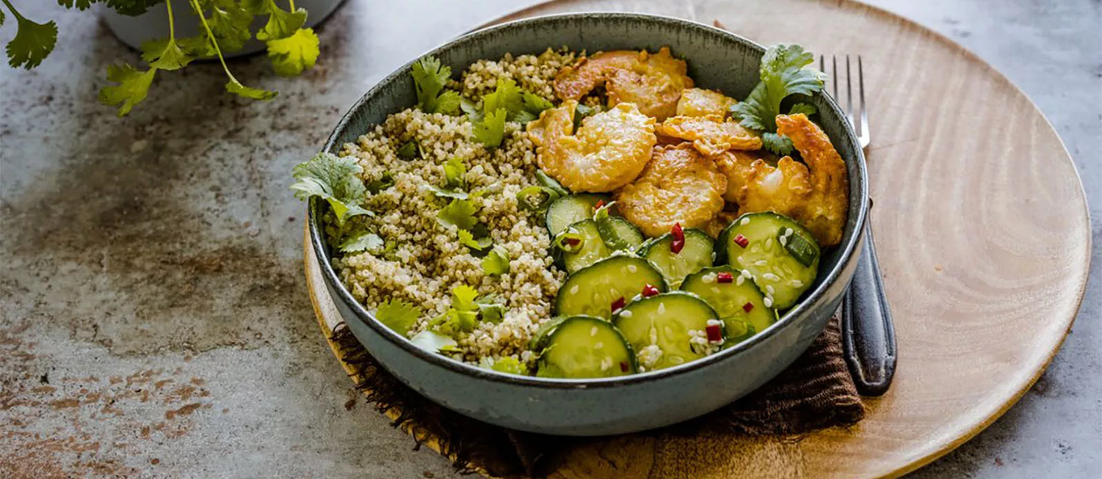 Narenciye kaplamalı karides ve salatalıkla kolay Kinoa kasesi