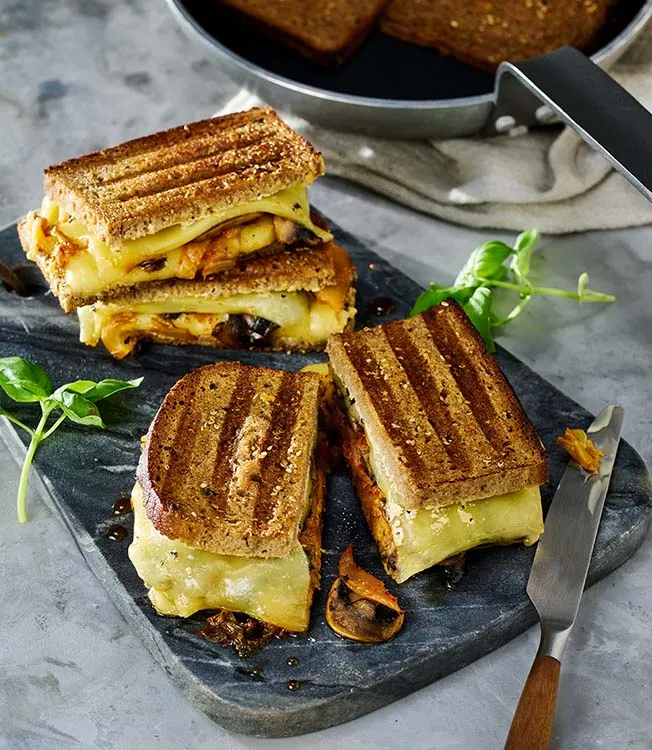 Kimchi'li ve ızgara peynirli sandviç