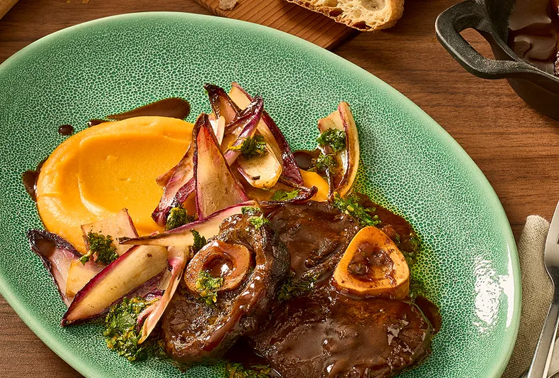 Tatlı patates püresi eşliğinde geyik ossobuco