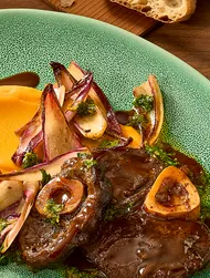 Tatlı patates püresi eşliğinde geyik ossobuco