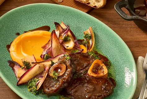 Tatlı patates püresi eşliğinde geyik ossobuco