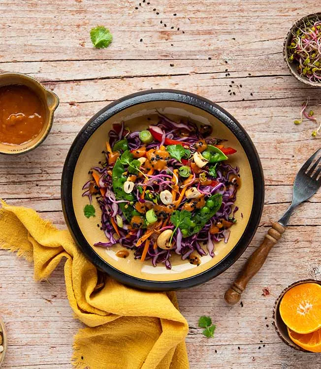 Kajulu ve bezelyeli kırmızı lahana salatası