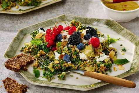 Karalahanalı ve beyaz peynirli brokoli salatası