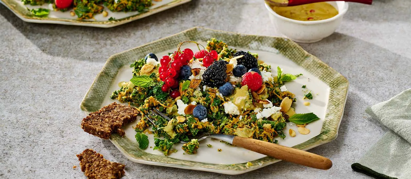 Karalahanalı ve beyaz peynirli brokoli salatası
