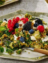 Karalahanalı ve beyaz peynirli brokoli salatası