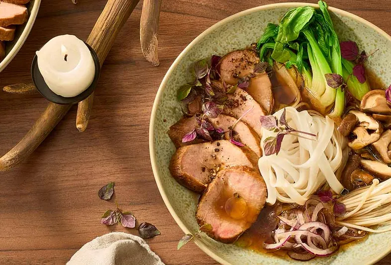 Teriyaki yaban domuzlu noodle çorbası