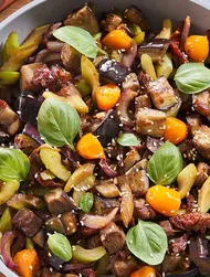 Wok’ta kavrulmuş patlıcan ve kurutulmuş domates