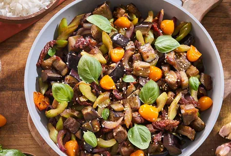 Wok’ta kavrulmuş patlıcan ve kurutulmuş domates