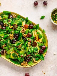 Avokadolu ve üzümlü bakla salatası