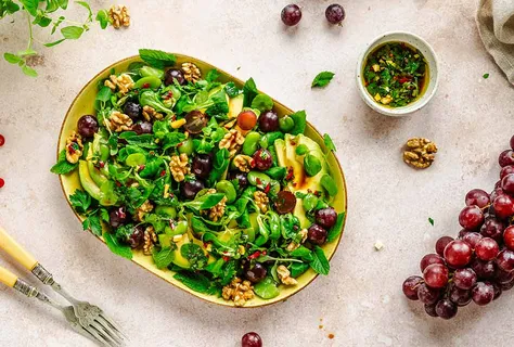Avokadolu ve üzümlü bakla salatası