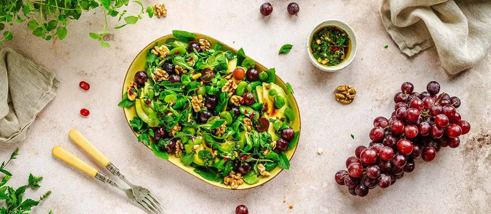 Avokadolu ve üzümlü bakla salatası