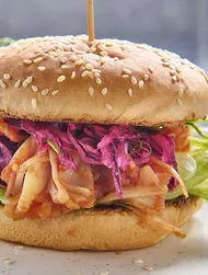 Çekilmiş domuz eti tarzı jackfruit burger
