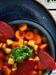Yeşil Pesto ve Kavrulmuş Sucuk Zencefilli Havuç Türlüsü